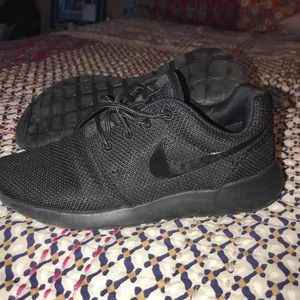 Black Nike sneaks in EUC 😍